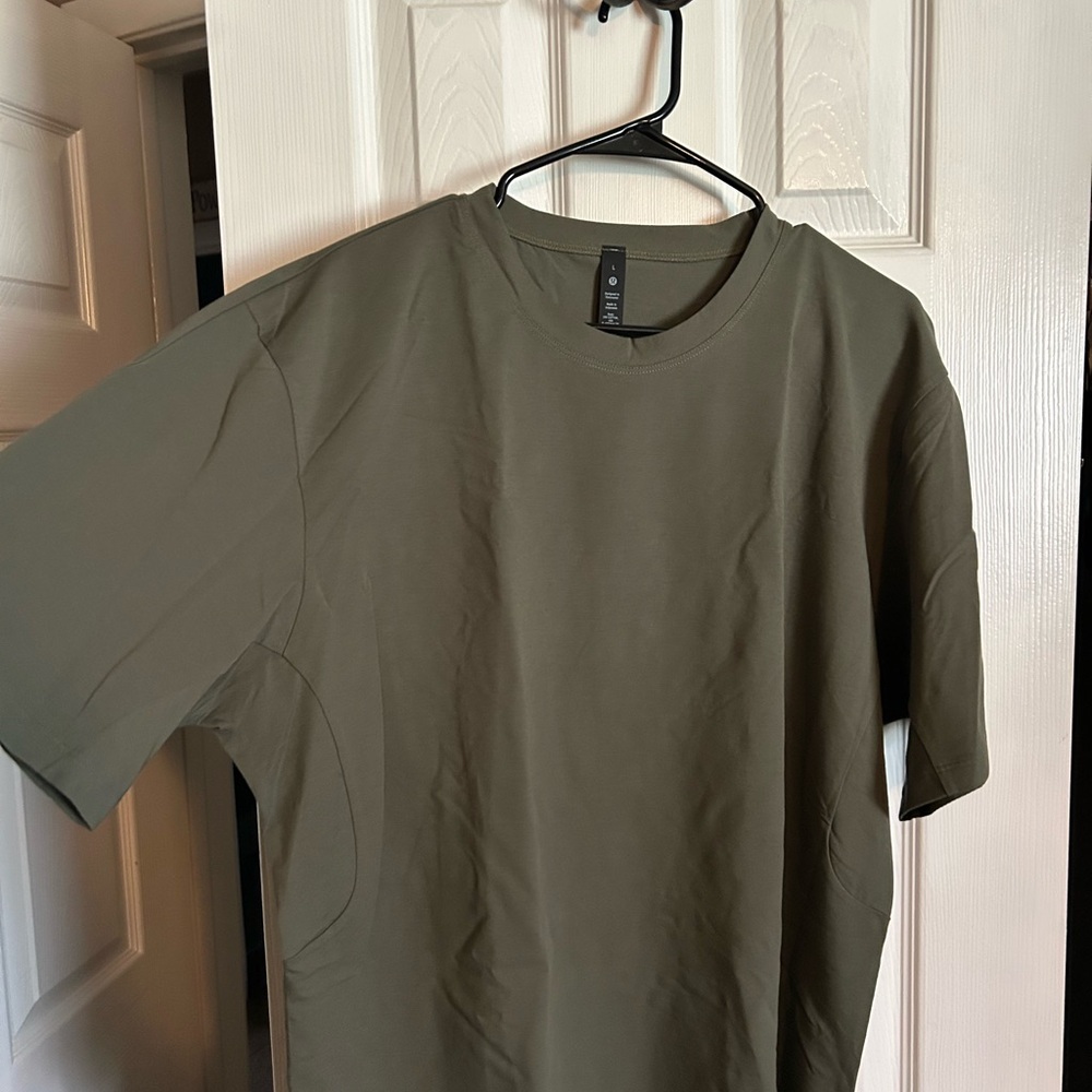 lululemon athletica Olive Men's Short Sleeve Tee
